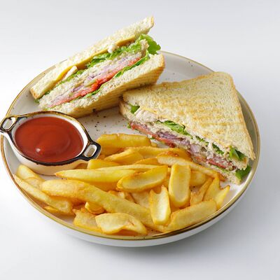 Клаб-сэндвич с курицей в Rabbit по цене 3690 ₸