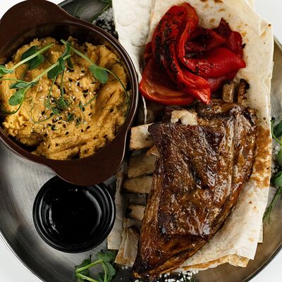 Баранья грудинка с хумусом и печеным перцем в CASPARY BRAU по цене 1590 ₽