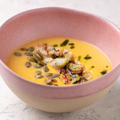 Крем-суп из тыквы с тигровыми креветками и копченым сулугуни в ODA по цене 870 ₽