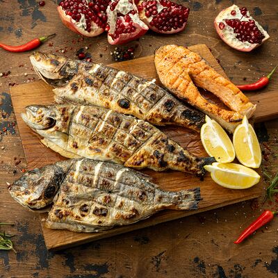 Рыбное ассорти в Вкусно есть всё на углях по цене 5980 ₽