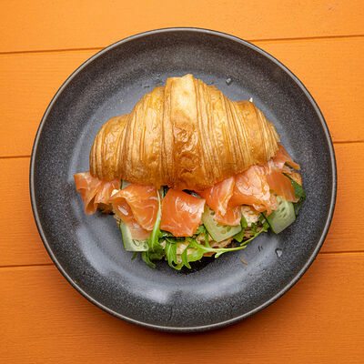 Круассан с форелью и скремблом в Сорренто by Novikov по цене 950 ₽