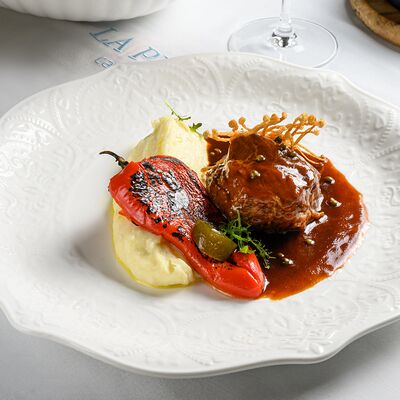 Говяжья щека с картофельным пюре и печени перцем Рамиро в La Provincia по цене 2100 ₽