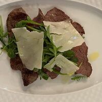 Тальята из говяжьей вырезки с рукколой и пармезаном в Osteria Gini