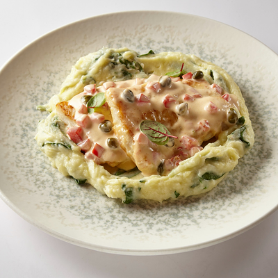 Треска с картофельным пюре, помидорами и шпинатом в Слоёнка по цене 820 ₽