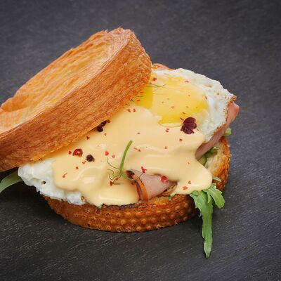 Шайба с яйцом и ветчинойв Шеф Круассан по цене 369 ₽