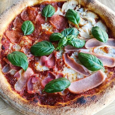 Пицца Мясное ассорти в Дачные сезоны по цене 990 ₽