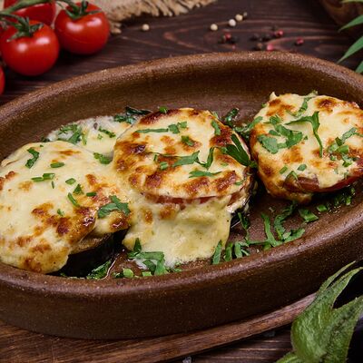 Запеченные баклажаны с томатами и сыром сулугуни в Daisi по цене 620 ₽