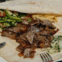 Донер на тарелке с говядиной и картофелем фри в Doner home