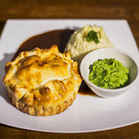 Стейк Гиннесс Пай в Paddy's Irish Pub & Eatery