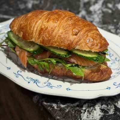 Круассан с лососемв Premium bakery Andre по цене 699 ₽