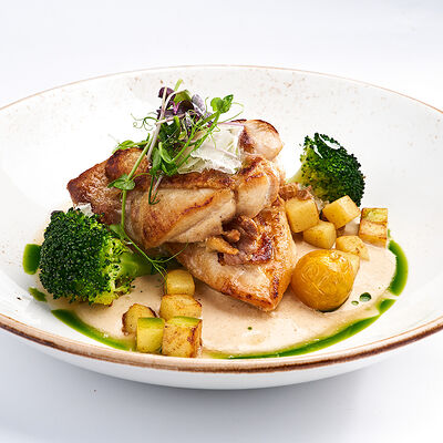 Цыпленок с пюре из белых грибов в Udcкафе Upside Down Cake по цене 720 ₽