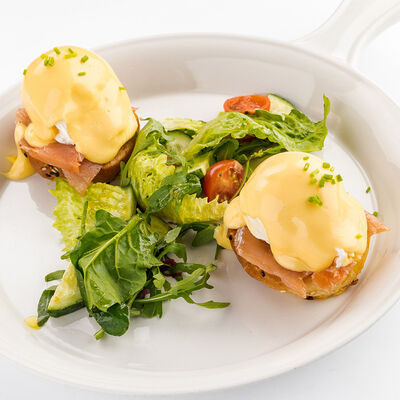 Яйца Бенедикт с лососем в Udcкафе Upside Down Cake по цене 590 ₽