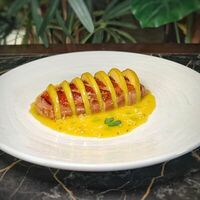 Утиная грудка с печенными яблоками и апельсиновым соусом в Cafe Seven