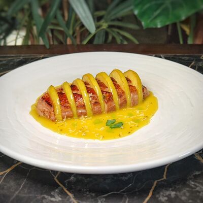 Утиная грудка с печенными яблоками и апельсиновым соусом в Cafe Seven по цене 925 ₽