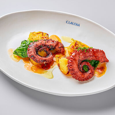 Осьминог, печёный картофель, томатная сальса в Claudia по цене 2550 ₽