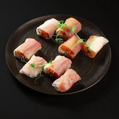 Спринг-ролл со слабосоленым лососемв Oji по цене 600 ₽