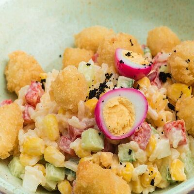 Кукурузный салат с хрустящей рыбкой в Баклажан в ТЦ 