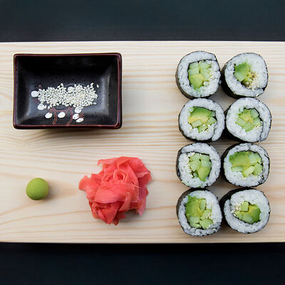 Роллы с огурцом и авокадо в Ботаника по цене 650 ₽