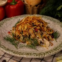 Салат с куриной грудкой и шампиньонами в Мзиани