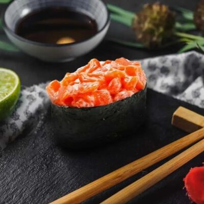 Гункан c лососем в Rollstreet по цене 199 ₽