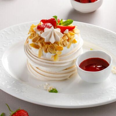 Безе со сливочным кремом и ягодным соусом в ЛарисуВаннуХочу по цене 790