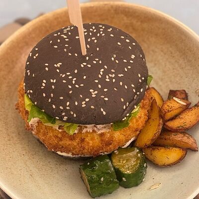 Бургер с котлетой из щуки со страчателлойв Острова по цене 750 ₽