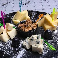 Сырное ассорти в Гриль-бар Draft