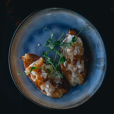 Брускетты с гребешком и сырным топенадом в Semplice Secondfloor по цене 380 ₽