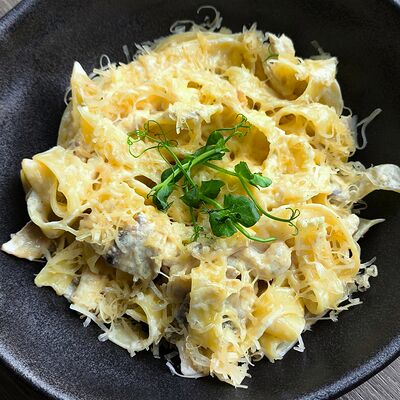 Паста с курицей и грибами в О2 Lounge cafe по цене 550 ₽