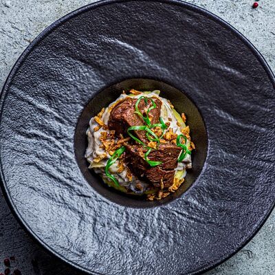 Томленые щечки с картофельным пюре в Edateca Едатека по цене 490 ₽