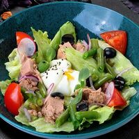 Салат с тунцом и яйцом пашот в ТоДаСё