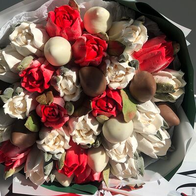 Букет из клубники в шоколаде и зефирных цветов Огненный танец в Fujibox по цене 4000 ₽