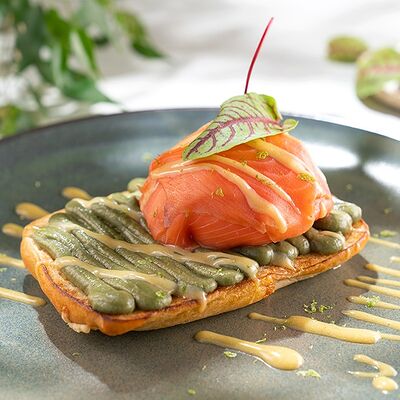 Яйцо Бенедикт с диким лососем, авокадо и голландским соусом в Мясо & Рыба по цене 540 ₽