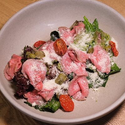 Салат с ростбифом и соусом из черемши в Овсянка по цене 490 ₽