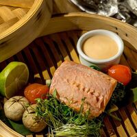 Лосось на шпинатной подушке заечённый/на пару в вАзию