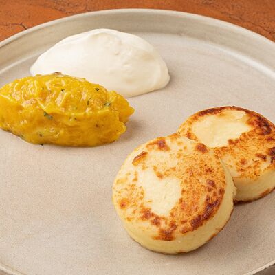 Сырники, ананасовая сальса, сметана, кокосовое масло в Maya по цене 750 ₽