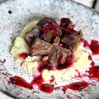 Томленые телячьи щечки с картофельным пюре и лесными ягодами в ФедяДичь по цене 830 ₽