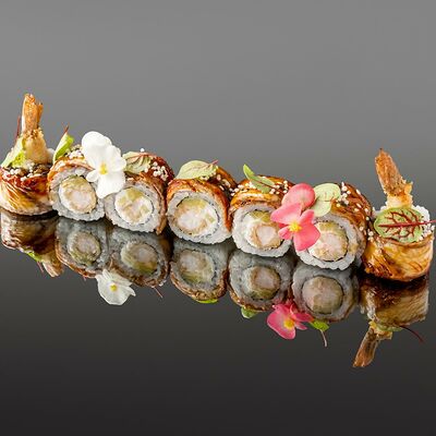 Ролл с угрем и креветкой в OUGI по цене 1390 ₽