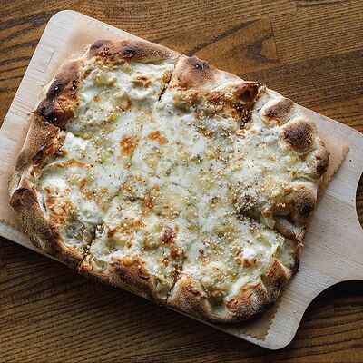 Большая пинца Четыре сыра в Pasta Salsa Osteria по цене 1190 ₽