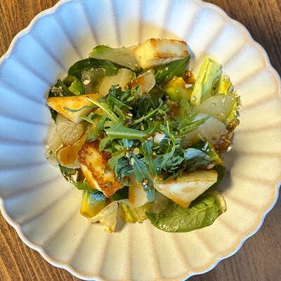 Салат с жареным халуми, грушей и авокадо в More More по цене 430 ₽