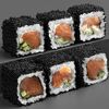 Ролл Калифорния черная с лососем и огурцом в Tao Sushi Lab по цене 980