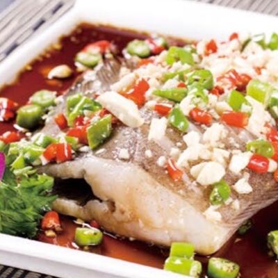 Тушеная камбала в чесночном соусе в ГУаНЬ ЯНЬ по цене 2770 ₽