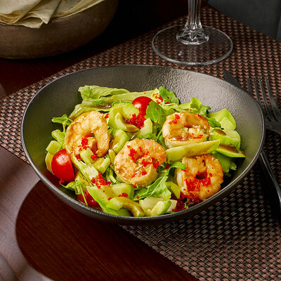 Зеленый салат с авокадо и креветками в Маради по цене 830 ₽