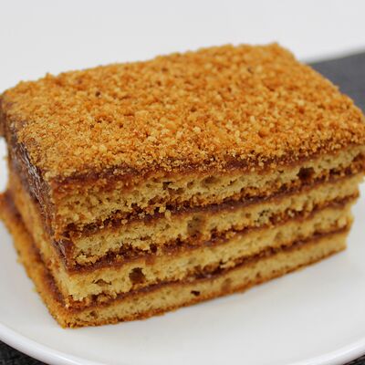 Пирожное нарезное Медовое в Чёрный и белый по цене 75 ₽