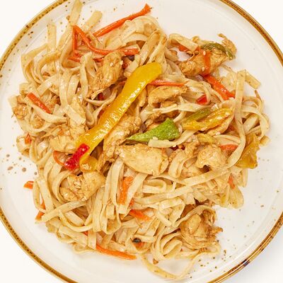 Лапша вок с курицей и кабачками в Сделано сегодня по цене 574 ₽