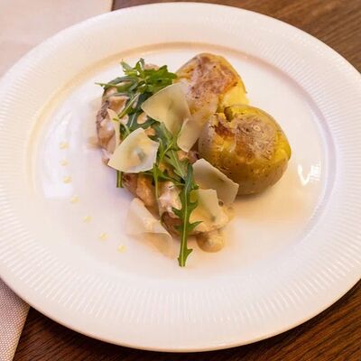 Тальята из свиной вырезки с перечным соусом и печеным картофелем в Миллениал по цене 850 ₽