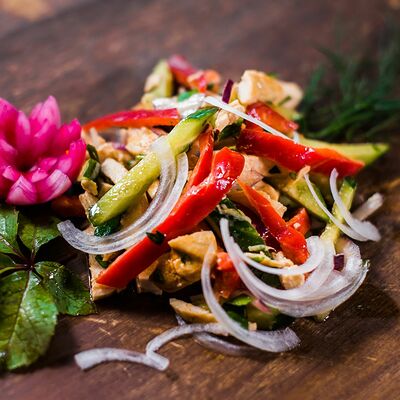Салат из курицы, огурцов, перца и лука в Толстый Goose по цене 250 ₽