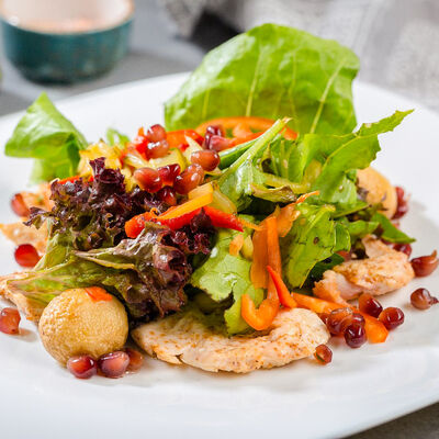 Теплый салат Медовый цыпленок в Сахара по цене 1010 ₽