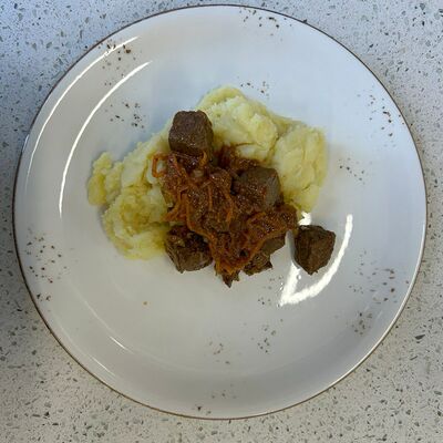 Гуляш из говядины с картофельным пюре в Кофеин по цене 350