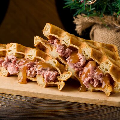 Бельгийские вафли с паштетом из утки и горчично-грушевым соусом в BEATS BREW по цене 1132 ₽